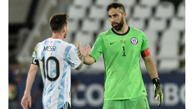Claudio Bravo le da la bienvenida a Lionel Messi en el Real Betis...