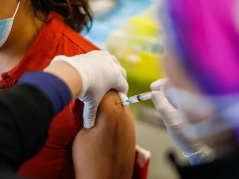 ¿Quiénes deben vacunarse con la dosis de refuerzo?