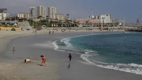 Los principales balnearios de Chile comienzan a recibir gente.