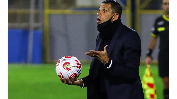 Poyet no podrá dirigir el partido de la UC ante La Serena.