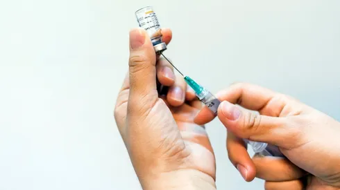 Sinovac, AstraZeneca y Pfizer son efectivas para evitar hospitalizaciones y muertes