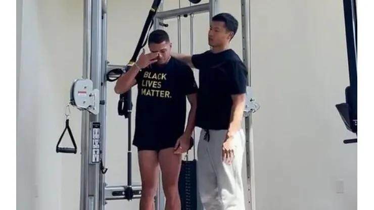 Chicharito rompe en llanto durante su entrenamiento