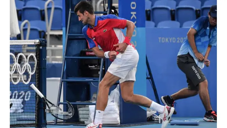 Djokovic reventando su raqueta contra el suelo