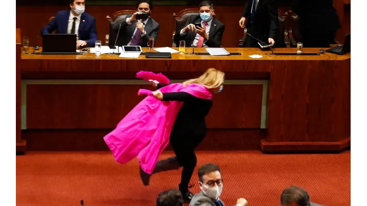 Pamela Jiles invita a correr como Naruto para incentivar el cuarto retiro