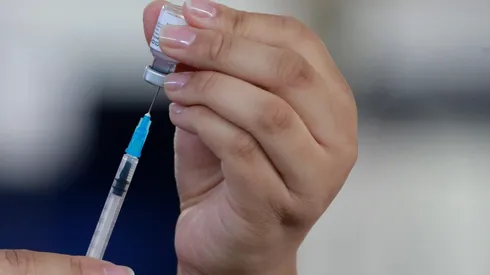 Vacunas son clave para prevenir hospitalización y muertes. Foto: Agencia Uno.