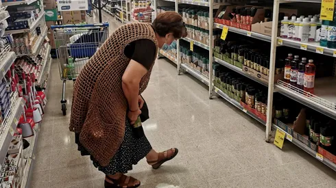 Supermercados han extendido horarios según toque de queda. Foto: Agencia Uno.