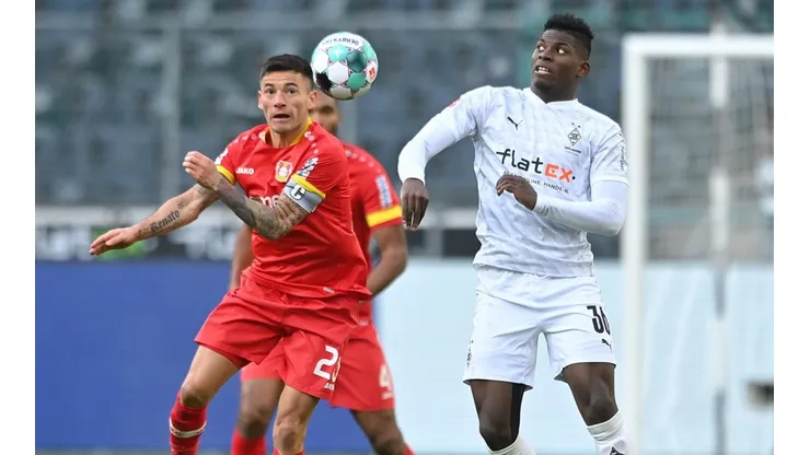Charles Aránguiz decidió ceder la capitanía del Leverkusen.