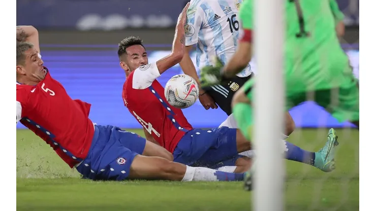 La selección chilena debe clasificar al Mundial de Qatar 2022 para postergar el retiro de Mauricio Isla