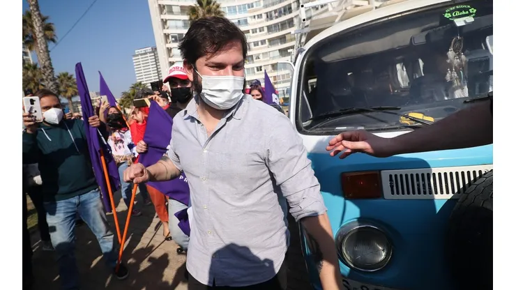 Gabriel Boric fue increpado en visita al penal Santiago 1