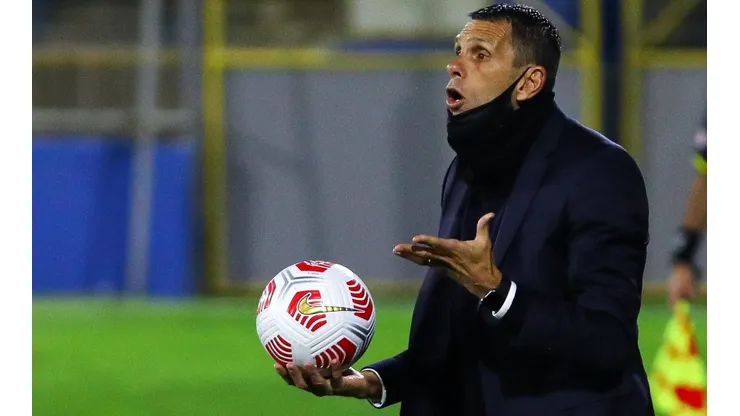 Gustavo Poyet está en el ojo del huracán por sus recurrentes protestas a los árbitros chilenos