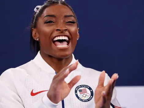 Biles se emociona por recibir caricatura de artista chileno
