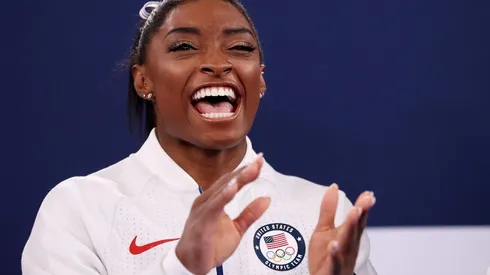 Simone Biles recibió caricatura de artista chileno.