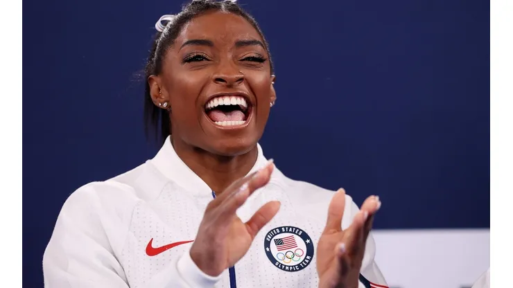 Simone Biles recibió caricatura de artista chileno.