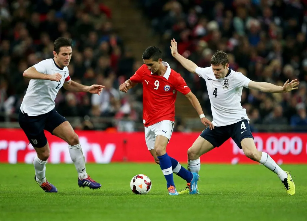 Felipe Gutiérrez en acción por la Roja durante una victoria ante Inglaterra en Wembley. (Clive Brunskill/Getty Images).