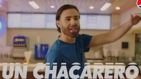 El artillero chileno mostró sus dotes actorales en un nuevo spot teelvisivo.