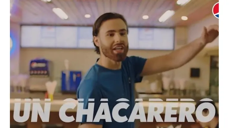 El artillero chileno mostró sus dotes actorales en un nuevo spot teelvisivo.