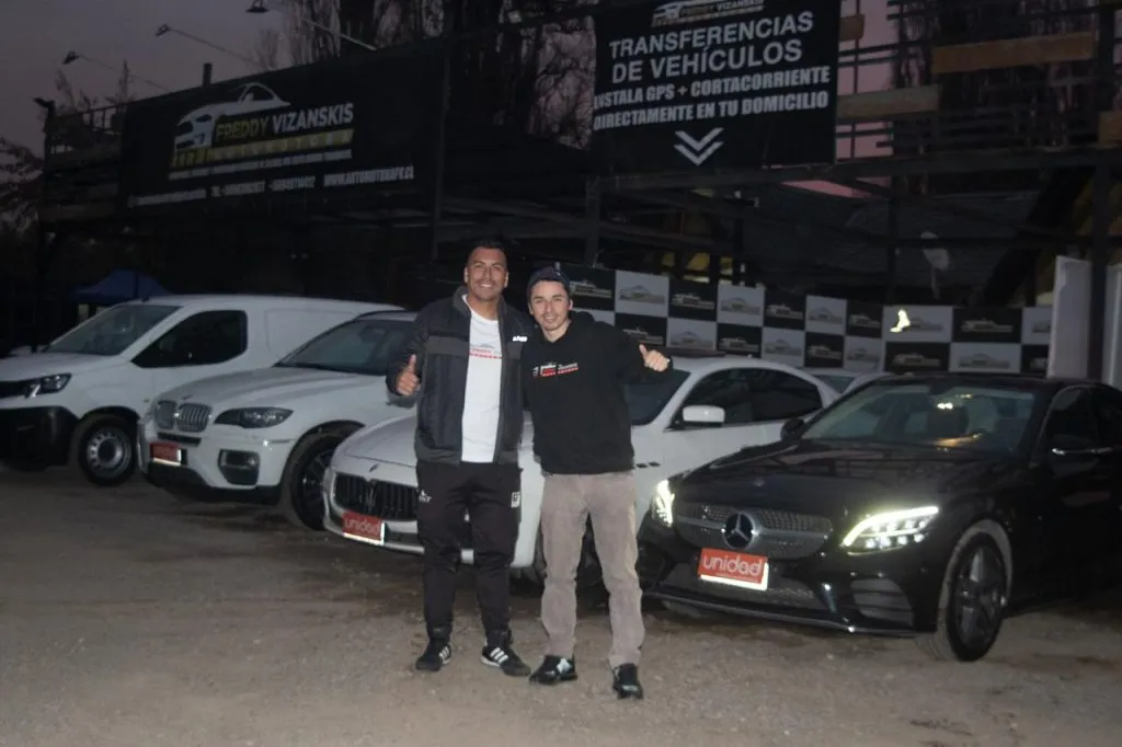 Esteban Paredes junto al emprendedor Freddy Vizanskis