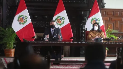 El ahora ex Presidente del Perú, Francisco Sagasti, dio paso al poder al recién electo Pedro Castillo.