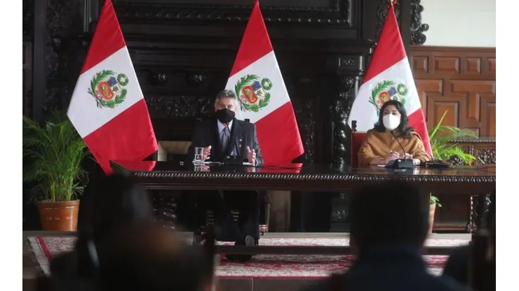 El ahora ex Presidente del Perú, Francisco Sagasti, dio paso al poder al recién electo Pedro Castillo.