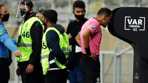 El VAR en Conmebol sigue siendo muy criticado.