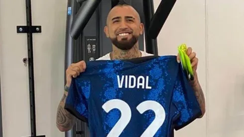 Vidal posando con la nueva camiseta del Inter