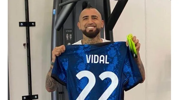 Vidal posando con la nueva camiseta del Inter