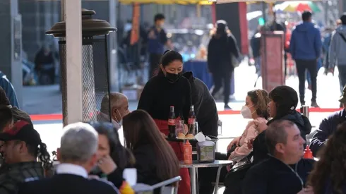 Los negocios vuelven a abrir y las personas a reunirse en los espacios comunes.