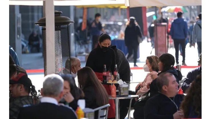 Los negocios vuelven a abrir y las personas a reunirse en los espacios comunes.