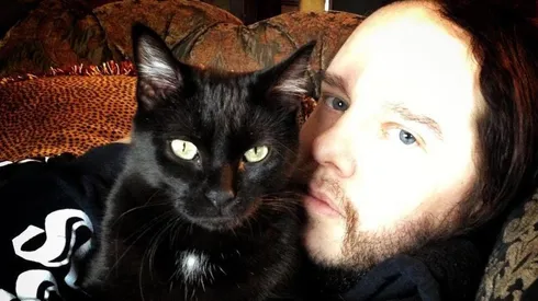El ex baterista de Slipknot, Joey Jordison, junto a su gato McGee.