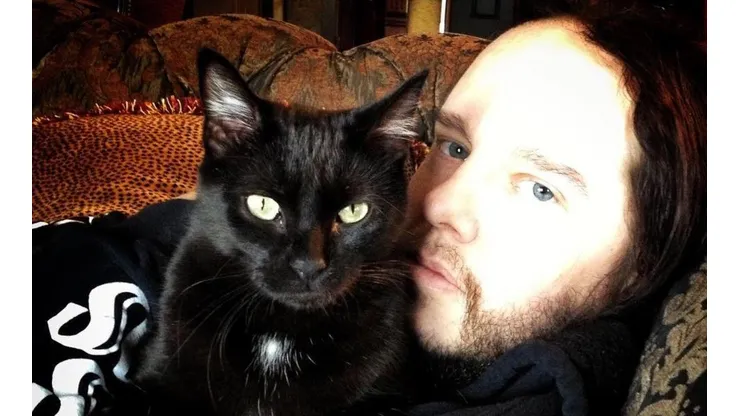 El ex baterista de Slipknot, Joey Jordison, junto a su gato McGee.