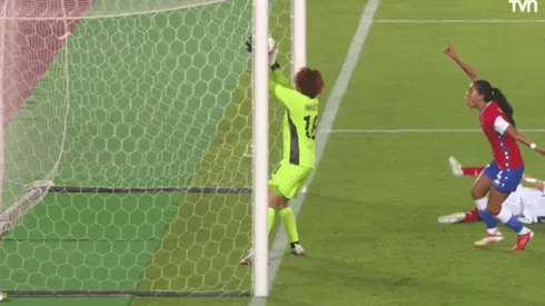 El balón parece traspasar la línea de meta tras el cabezazo de Francisca Lara, pero no hubo gol validado para la selección chilena femenina en Tokio 2020