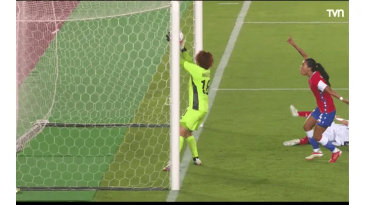 El balón parece traspasar la línea de meta tras el cabezazo de Francisca Lara, pero no hubo gol validado para la selección chilena femenina en Tokio 2020