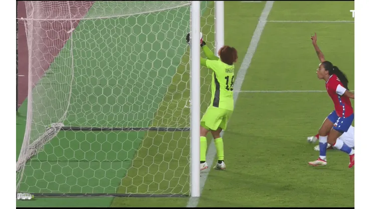 ¿Entró o no? El polémico gol desestimado para Chile ante Japón en Tokio 2020.