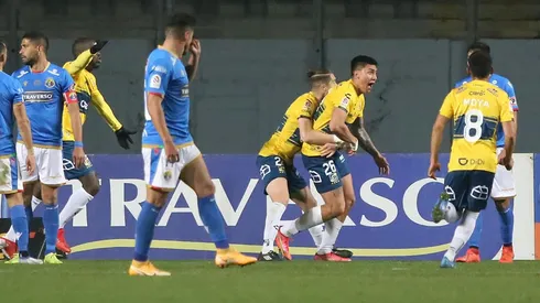 Everton gana y se mete arriba en la tabla