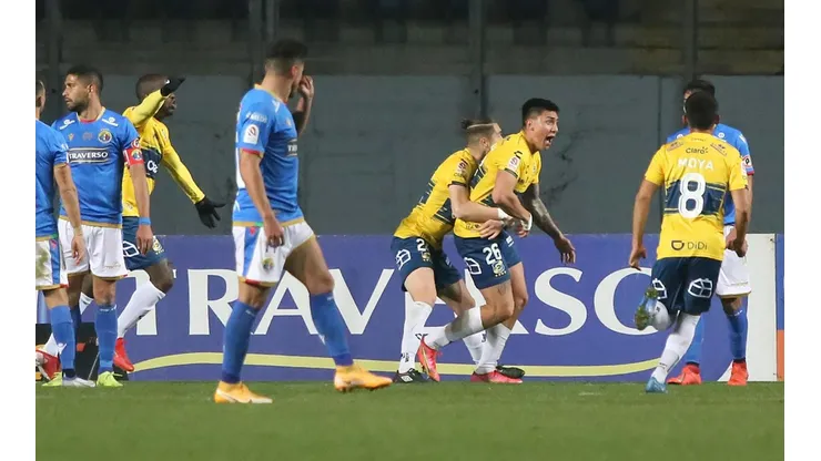 Everton gana y se mete arriba en la tabla