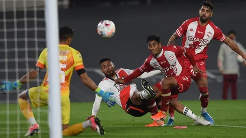 Paulo Díaz definió de buena manera para el 4-0 de River sobre Unión.