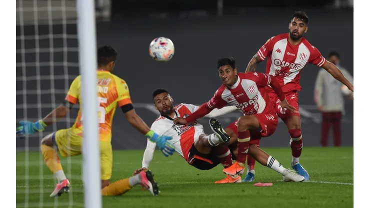 Paulo Díaz definió de buena manera para el 4-0 de River sobre Unión.