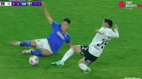 La jugada que le costó la roja a Joan Cruz en Colo Colo.