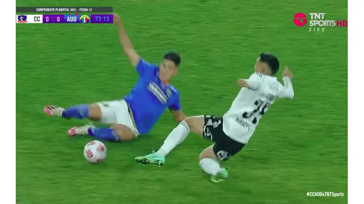 La jugada que le costó la roja a Joan Cruz en Colo Colo.