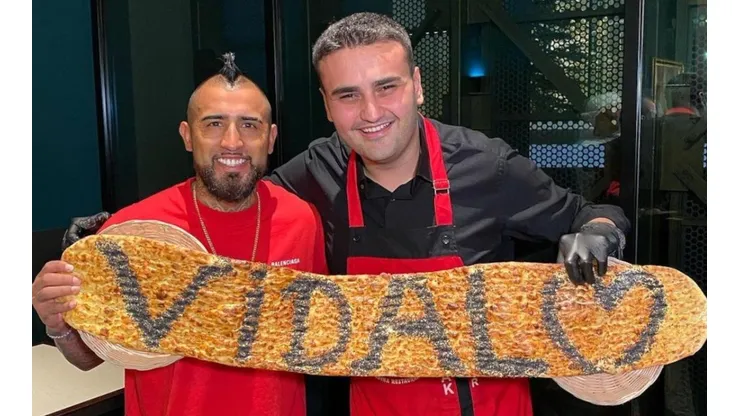 Arturo Vidal con su regalo Burak Özdemir.