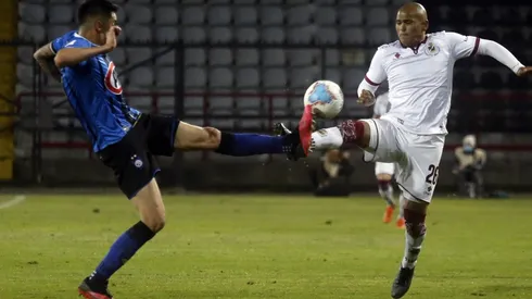 Humberto Suazo viene de convertir un tanto ante Palestino.