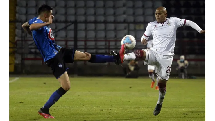 Humberto Suazo viene de convertir un tanto ante Palestino.