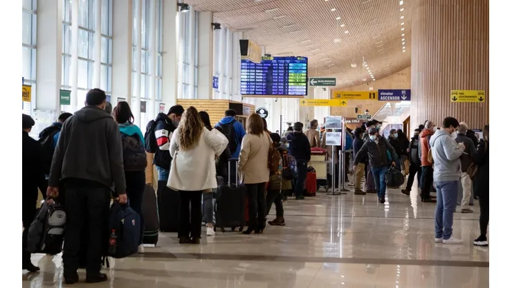 A partir del lunes 26 los chilenos y extranjeros que cuenten con su Pase de Movilidad podrán salir del país
