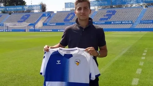Xavi Planas posa con la camiseta del Sabadell, la nueva estación en la que se detiene su tránsito al profesionalismo en España