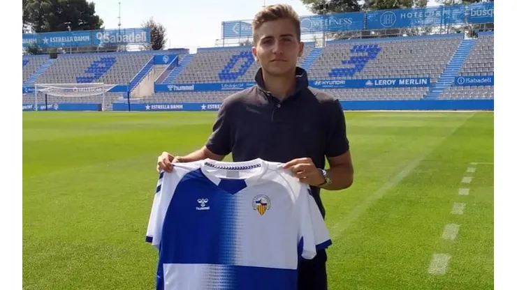 Xavi Planas posa con la camiseta del Sabadell, la nueva estación en la que se detiene su tránsito al profesionalismo en España