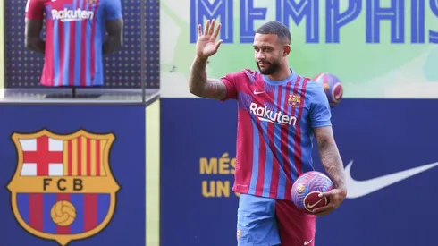 Depay posando con la camiseta del Barcelona