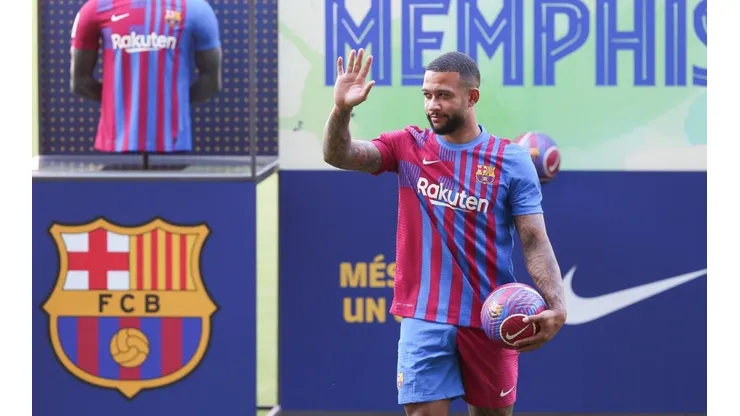 Depay posando con la camiseta del Barcelona
