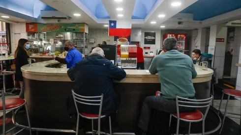 Descubre aquí lo que puedes hacer si tu comuna está en Fase 4 o de Apertura Inicial.