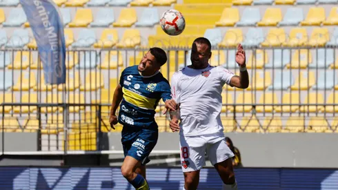 Brian Martínez y Bernardo Cerezo van por el balón aéreo en el partido entre Ñublense y Everton en la primera rueda.