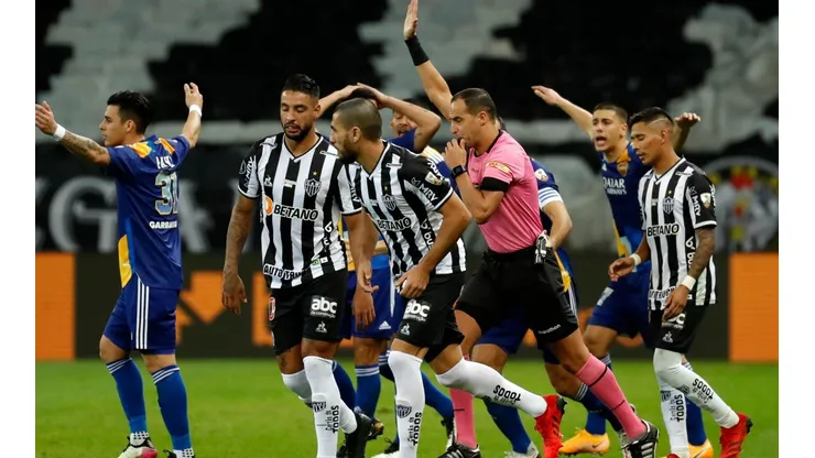Los jugadores de Boca Juniors reclamando contra el árbitro.